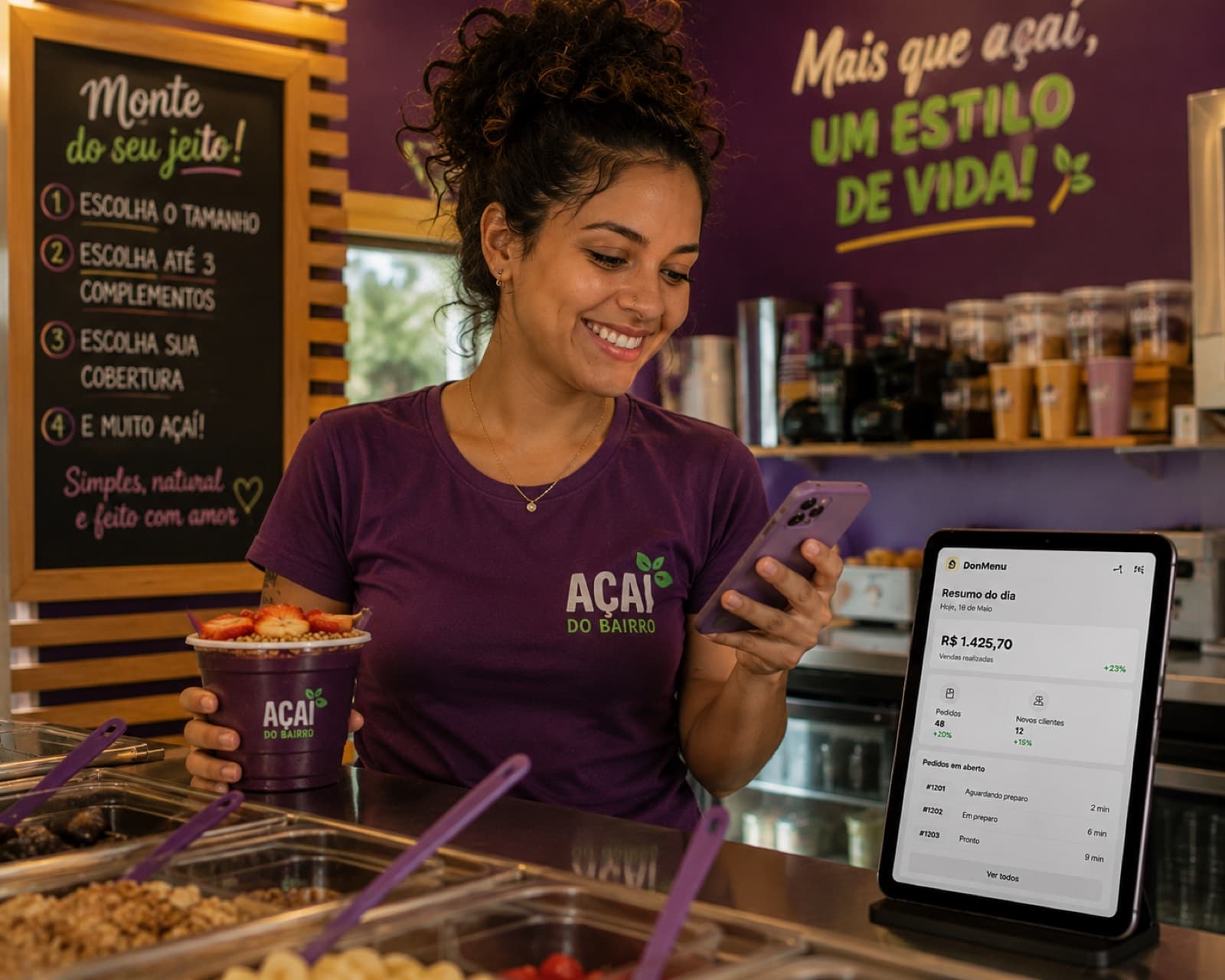 Dono de açaiteria usando o DonMenu