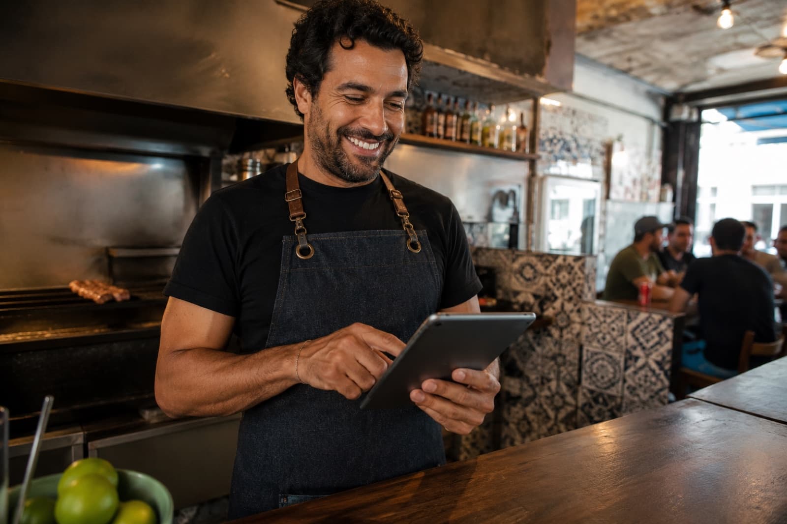 Dono de restaurante usando o DonMenu no celular