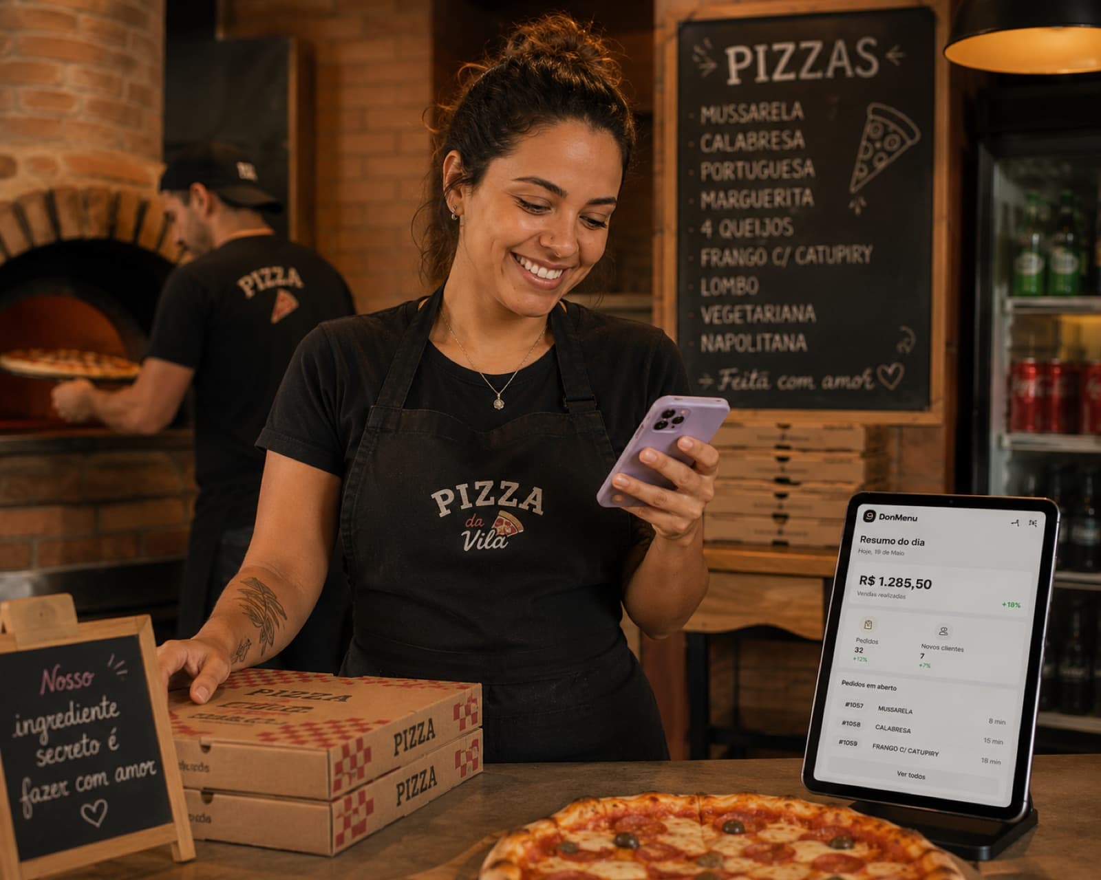 Dono de pizzaria usando o DonMenu